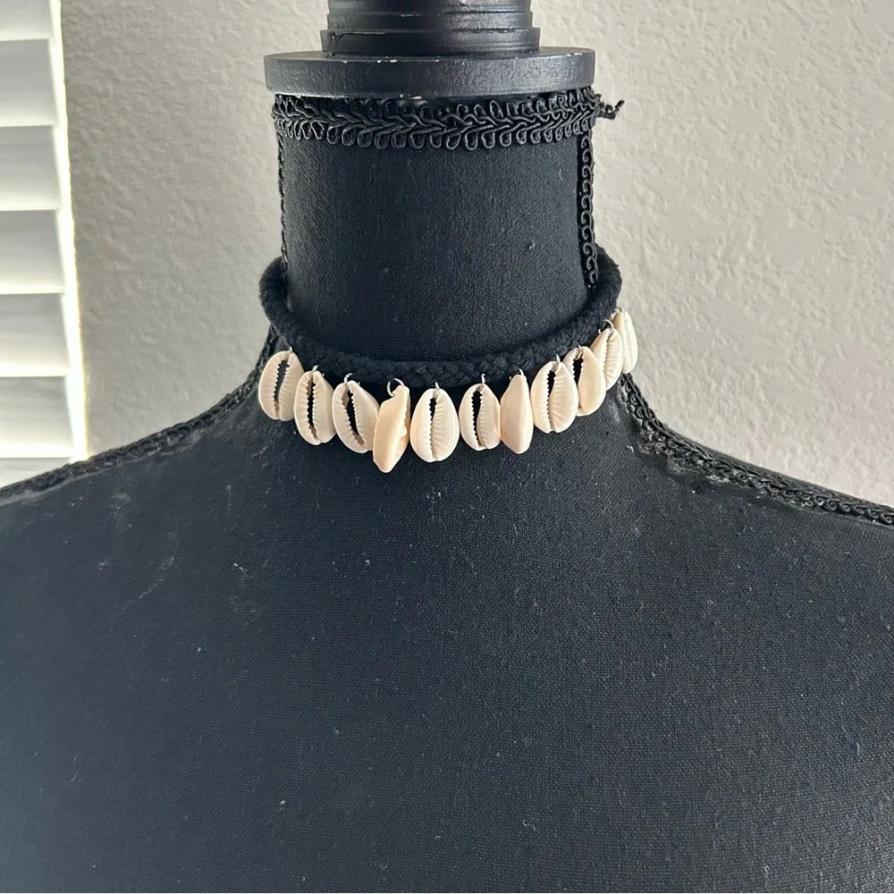 Cowrie Shell Choker - Picture 2 of 2